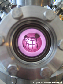 Blick in Vakuumkammer mit Plasma